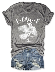 Flachbild von grauem T-Shirt mit Raben-Grafik und Distressed-Denim-Shorts Outfit