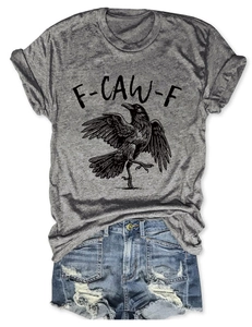 Flatlay aus grauem T-Shirt mit F-CAW-F Grafik und zerrissenen Denim-Shorts