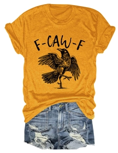 Flachbild von gelbem T-Shirt mit F-CAW-F Krähendruck und zerrissenen Denim-Shorts