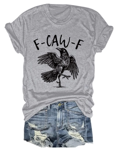 Flachbild-Set aus grauem T-Shirt mit Rabendruck und ausgefransten Denim-Shorts