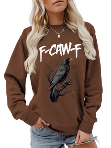 Dettaglio della grafica con corvo e scritta F-CAW-F su felpa marrone oversize