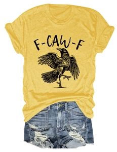 Detail eines gelben Rundhals-T-Shirts mit Raben-Print und ausgefransten Denim-Shorts