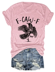 Detaillierte Flachbildansicht von pinkem T-Shirt mit Krähen-Print und Jeans-Shorts