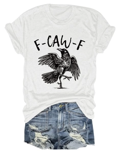 Detailansicht eines weißen T-Shirts mit Krähendruck und zerrissenen blauen Denim-Shorts