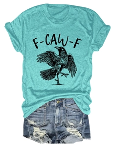 Flachbild von mintgrünem Damen-T-Shirt mit Rabengrafik und Destroyed-Denim-Shorts