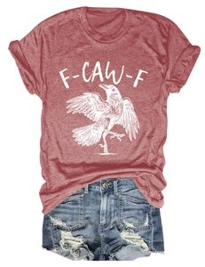 Flachbild-Ansicht von rotem Rundhals-T-Shirt mit Krähen-Print und Denim-Shorts