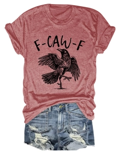 Detailansicht des T-Shirts mit Krähen-Print und Used-Look-Jeansshorts