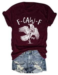 Flachbild eines weinroten T-Shirts mit F-CAW-F Aufdruck und zerrissenen Denim-Shorts