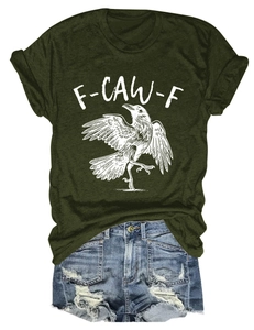 Flach liegendes dunkelgrünes T-Shirt mit weißer Krähen-Grafik und F-CAW-F Schriftzug