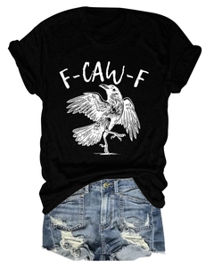 Flachgelegtes schwarzes Baumwoll-T-Shirt mit F-CAW-F Krähenprint und Jeansshorts