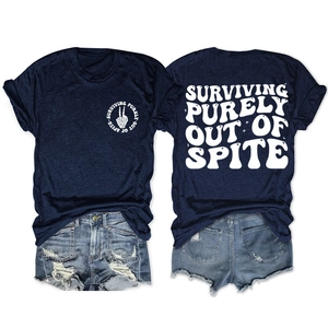 Camiseta azul de mujer con estampado surviving spite y pantalones cortos denim
