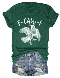 Detail eines grünen F-CAW-F T-Shirts mit Krähen-Grafik und Distressed-Denim-Shorts