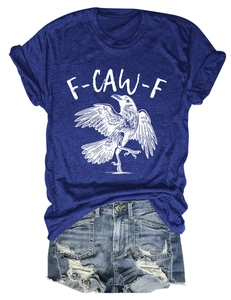Detail eines dunkelblauen Baumwoll-T-Shirts mit weißem Krähendruck und F-CAW-F Grafik