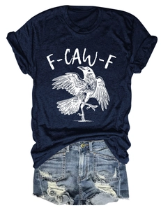 Flachbild von dunkelblauem T-Shirt mit Raben-Print und zerrissenen Jeans-Shorts