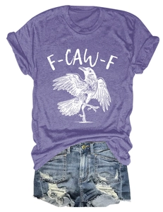 Flachgelegte Kombination aus violettem T-Shirt mit Krähendruck und Denim-Shorts