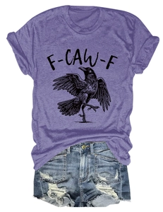 Detail eines lila melierten T-Shirts mit F-CAW-F Krähenprint und Denim-Shorts