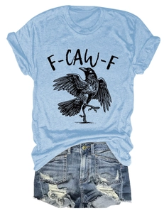 Flachbild von hellblauem Rundhals-T-Shirt mit Rabendruck und Destroyed-Denim-Shorts