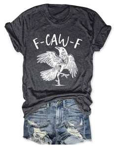 Flach liegendes graues T-Shirt mit F-CAW-F Grafik und zerrissenen Denim-Shorts im Set