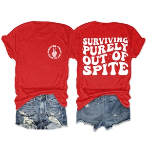 Camiseta roja con estampado trasero y pantalones cortos vaqueros rotos en conjunto casual