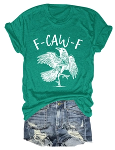 Flachbild von waldgrünem T-Shirt mit F-CAW-F-Aufdruck und zerrissenen Denim-Shorts