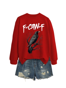 Dettagli della felpa rossa con grafica aquila e pantaloncini in denim strappati