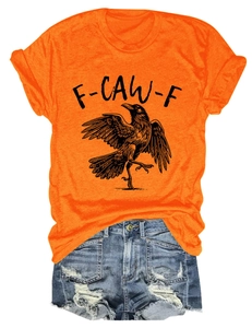 Detail eines orangen Rundhals-T-Shirts mit Krähendruck und Distressed-Denim-Shorts