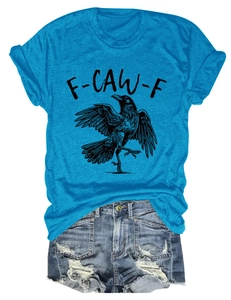 Detailansicht eines blauen T-Shirts mit F-CAW-F-Print und zerrissenen Denim-Shorts