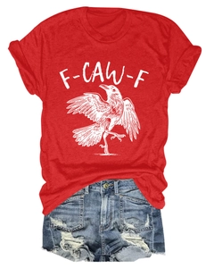 Detailansicht des roten T-Shirts mit F-CAW-F Grafik und blauen Destroyed-Denim-Shorts