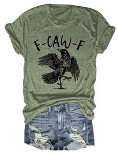 Armeegrünes T-Shirt mit Rabendruck und F-CAW-F Text kombiniert mit Fransen-Denim-Shorts