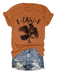 Flachbild eines orangefarbenen T-Shirts mit Krähendruck und blauen Denim-Shorts