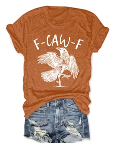 Details von orangefarbenem T-Shirt mit F-CAW-F Grafik und Jeansshorts mit Rissen