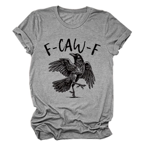 Nahaufnahme der F-CAW-F Grafik und Krähen-Illustration auf dem dunkelgrauen T-Shirt