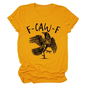 Detail eines ingwergelben T-Shirts mit F-CAW-F Krähen-Print und Rundhalsausschnitt Baumwolle