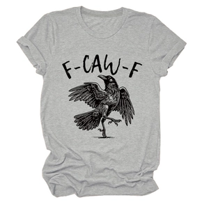 Detaillierte Nahaufnahme des hellgrauen Baumwoll-T-Shirts mit schwarzem Vogeldruck und Text