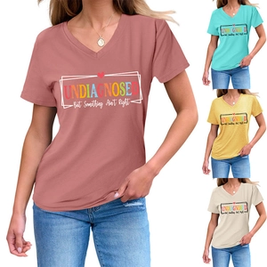 Détail du t-shirt à col en V avec slogan UNDIAGNOSED coloré et imprimé cœur rouge vif