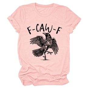 Detailansicht eines rosa Baumwoll-T-Shirts mit handgezeichneter Krähe und F-CAW-F-Print