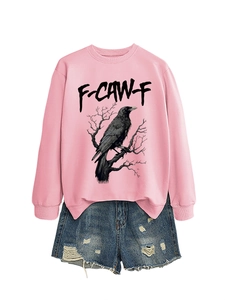 Dettaglio della felpa rosa girocollo con stampa aquila e set di pantaloncini denim