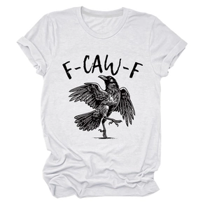 Detail des Raben-Grafikdrucks und F-CAW-F-Schriftzugs auf weißem Baumwoll-T-Shirt