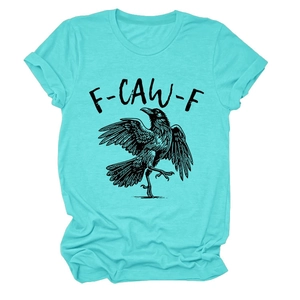Nahaufnahme eines petrolfarbenen T-Shirts mit schwarzem Raben-Druck und F-CAW-F Grafik
