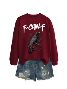Dettaglio della felpa bordeaux con aquila e pantaloncini in denim blu consumati