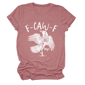 Detailansicht eines altrosa T-Shirts mit Rundhalsausschnitt und F-CAW-F-Grafikprint