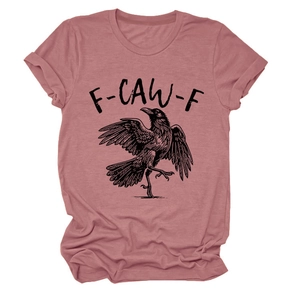 Detail eines altrosa T-Shirts mit F-CAW-F Krähen-Print und umgeschlagenen Ärmeln