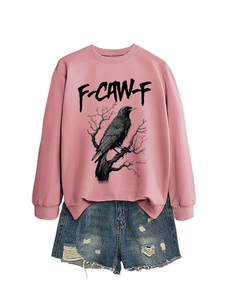 Dettaglio della felpa rosa girocollo con grafica aquila e pantaloncini di jeans