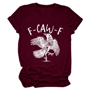 Detail eines burgunderroten T-Shirts mit F-caw-f Text und weißem Krähen-Grafikdruck