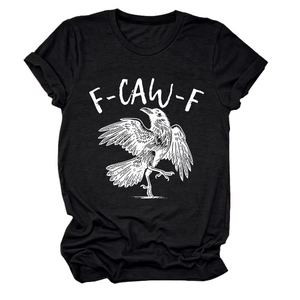 Detail des Raben-Grafikdrucks und F-CAW-F-Text auf schwarzem Baumwoll-Kurzarm-T-Shirt