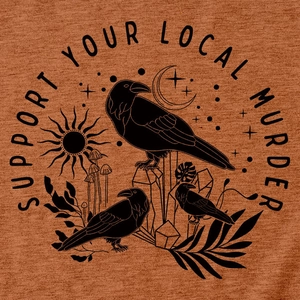 Dettaglio della grafica vintage con corvi e testo Support Your Local Murder su t-shirt arancione