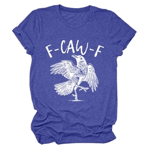 Nahaufnahme eines königsblauen T-Shirts mit weißem Krähenmotiv und F-CAW-F-Aufdruck
