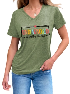 Gros plan du col en V et de l'imprimé graphique sur un T-shirt en maille verte pour femmes