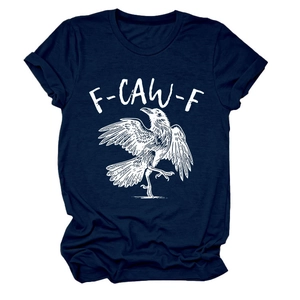 Detail des weißen Raben-Kunstdrucks und F-CAW-F-Text auf dunkelblauem Baumwoll-T-Shirt
