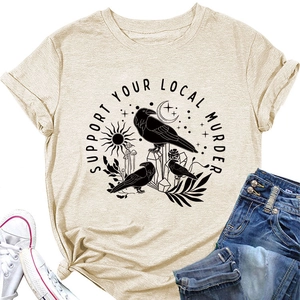 Dettaglio di una maglietta beige con stampa Support Your Local Murder e arte retrò
